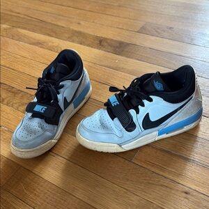 Nike Black and Blue Sneakers Low-Top Design